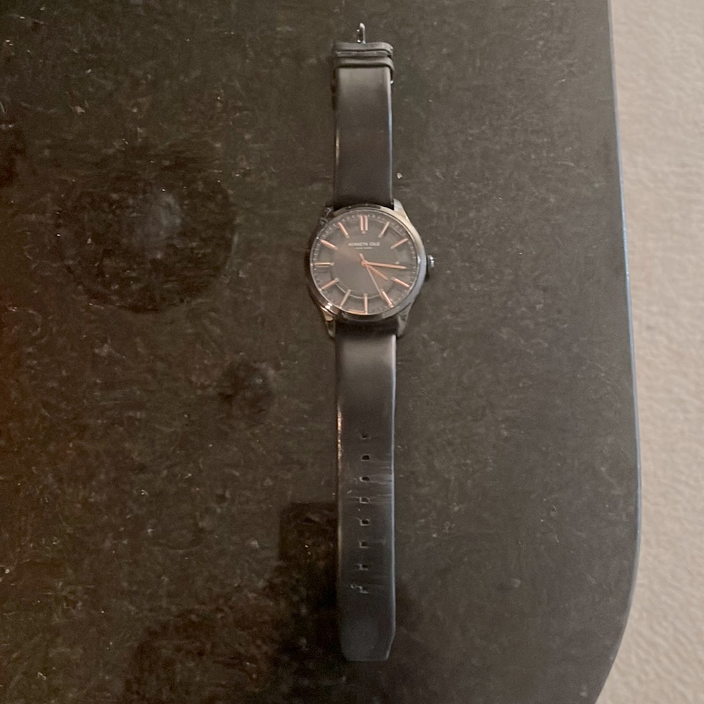 Pre-owned watch in good condition.